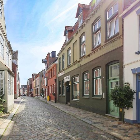 Altes Kontorhaus Kajuete Apartment Husum  Bagian luar foto